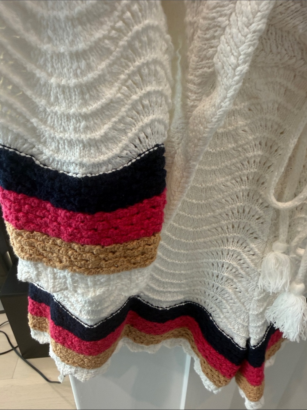 House of Harlow 1960 White Knit Cardigan & Drawstring Shorts with Multicolor Hem - Picture 3 of 5